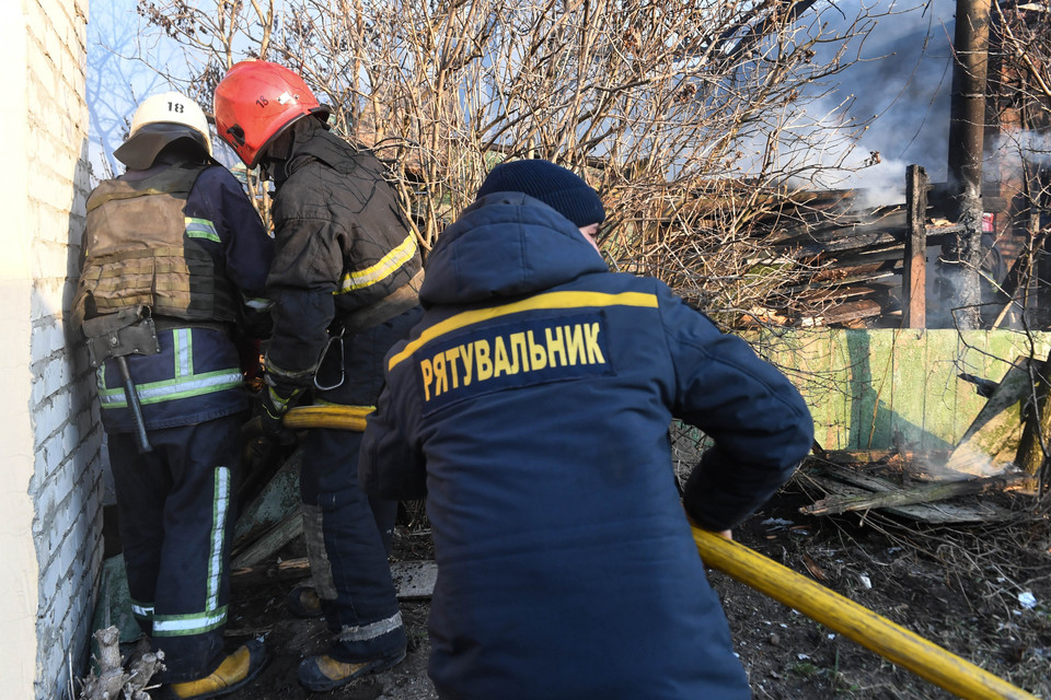 Ukraińscy strażacy pracujący w czasie wojny w Charkowie