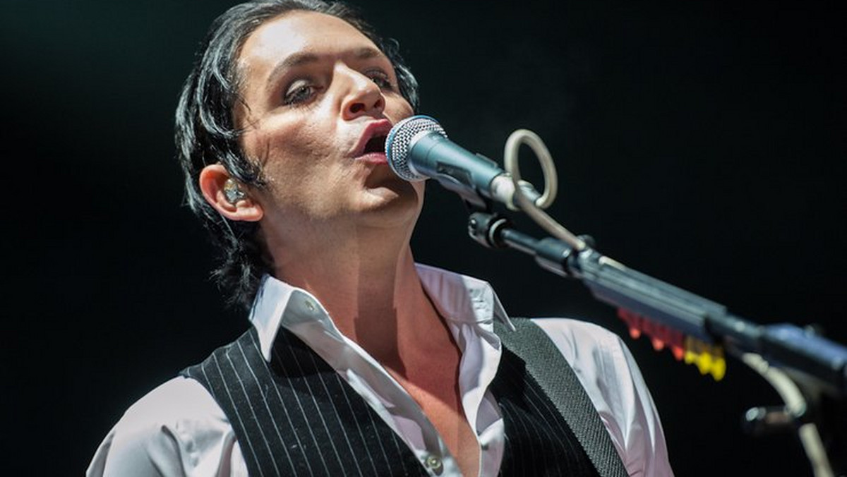 – Zyskałem reputację bestii, nazywano mnie zwariowanym narkotykowym seks-karłem – zwierzał się niedawno Brian Molko. Dziś okazuje się człowiekiem spokojnym, odpowiedzialnym i szalenie przyjacielskim. I bardzo dumnym, chociaż też łapiącym paranoję na tle "Louder Than Love", najnowszego albumu Placebo.