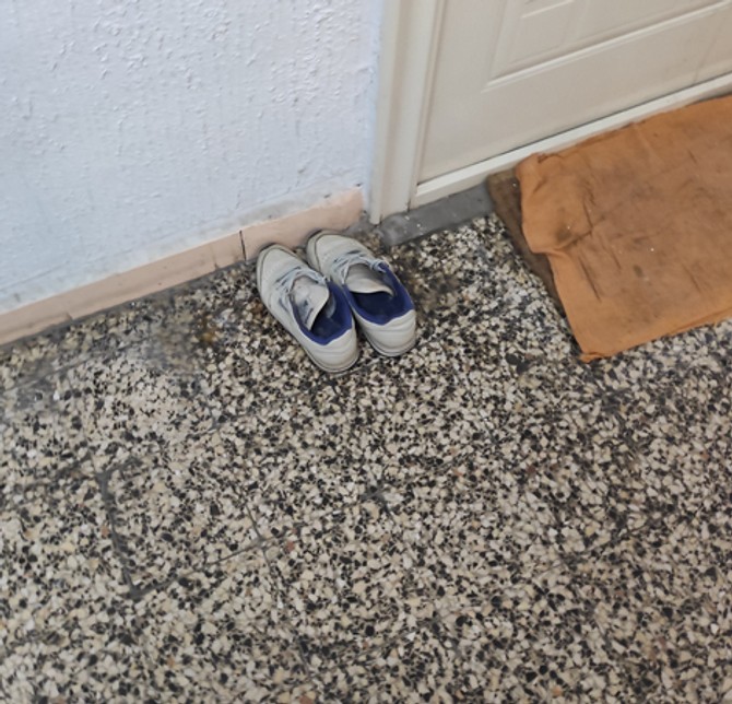 Cipele ispred vrata