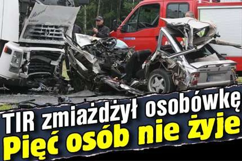 TIR zmiażdżył osobówkę. Pięć osób nie żyje