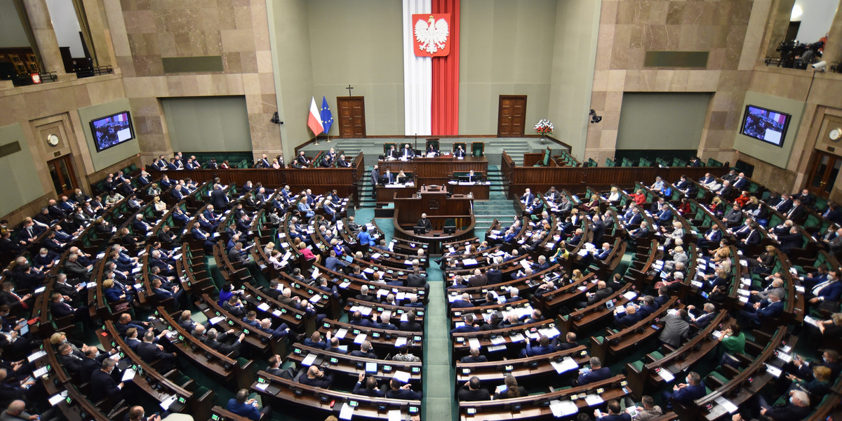 W najnowszym sondażu nadal na prowadzeniu znajduje się Prawo i Sprawiedliwość.