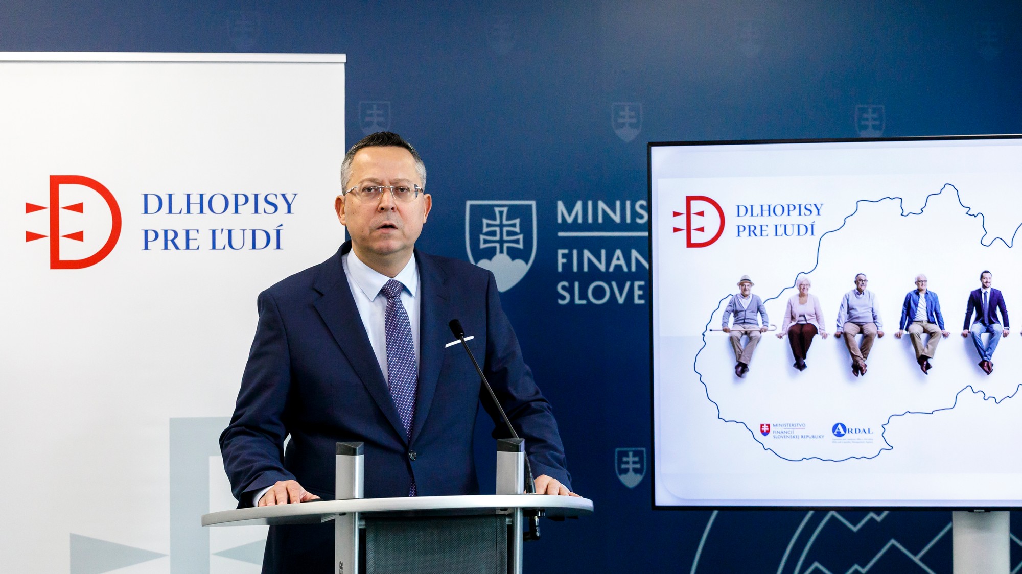 Minister financií SR Ladislav Kamenický počas tlačovej konferencie na tému dlhopisy pre ľudí.