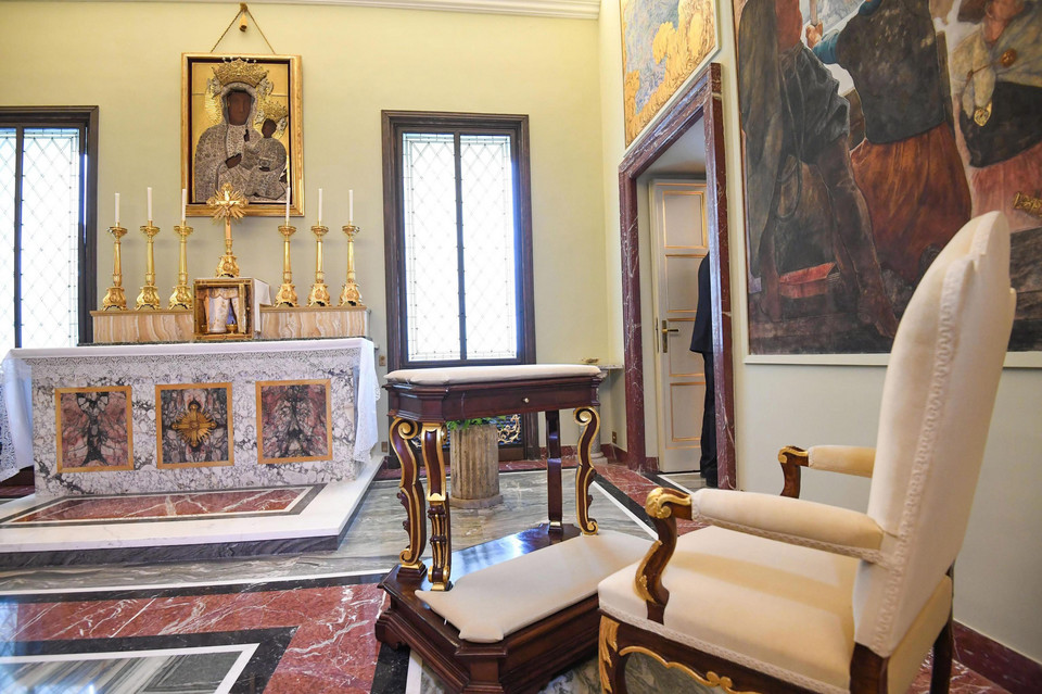 Prywatna kaplica papieska w Castel Gandolfo poświęcona Matce Bożej Częstochowskiej. Na zdjęciu widać ołtarz i klęcznik