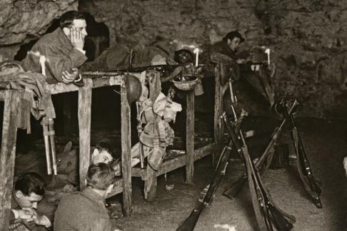Alianccy żołnierze znajdowali w tunelach schronienie przed wyniszczającym ogniem artyleryjskim na powierzchni, 1917 r