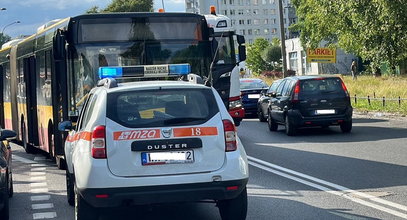 Jadł w czasie jazdy, przytrzasnął drzwiami pasażerkę. Teraz stanie przed sądem