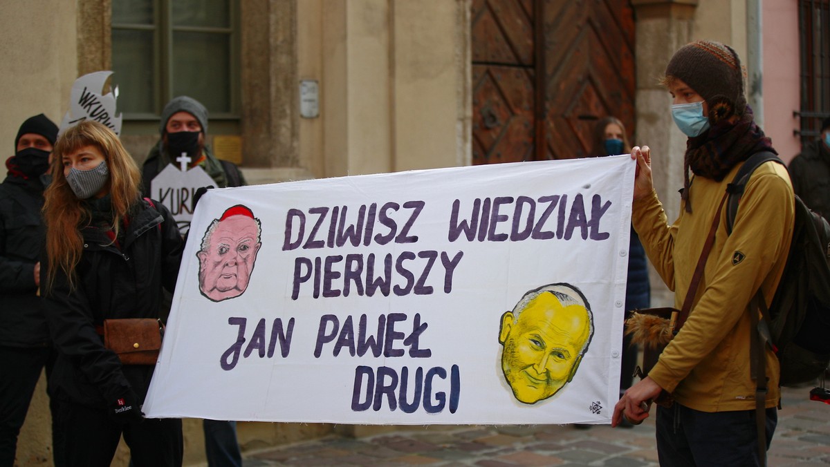 Kraków, 22.11.2020. Protest pod hasłem Wierzymy ofiarom. Dziwisz nie przed kamienicą przy ulicy Kanoniczej w Krakowie