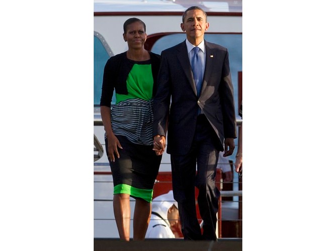 Michelle Obama w kolorowych kreacjach na wakacjach na Hawajach. Motywy geometryczne i nietypowe połączenia kolorystyczne