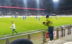 Peszko prowokowany przez kibica Lecha. Częstował go wódką w trakcie meczu