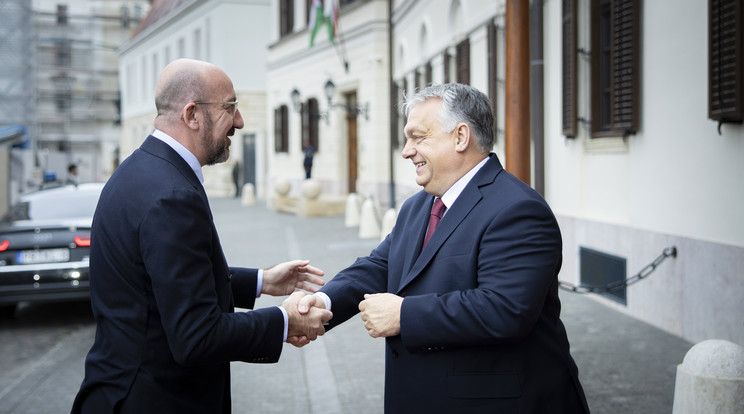 Orbán Viktor miniszterelnök (j) fogadja Charles Michelt, az Európai Tanács elnökét a Karmelita kolostorban/ Fotó: MTI/Miniszterelnöki Sajtóiroda/Fischer Zoltán