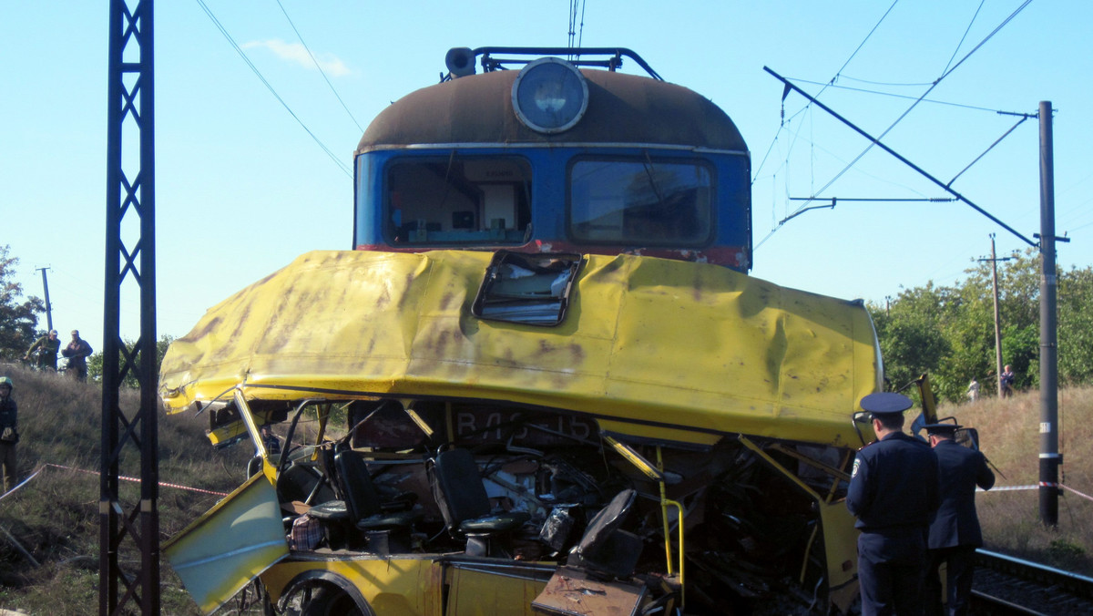 Rośnie liczba ofiar zderzenia autobusu z pociągiem na Ukrainie. Według najnowszych danych zginęły 42 osoby. Świadkowie wskazują na dziwne zachowanie kierowcy autobusu. Miał on zatrzymać się przed przejazdem kolejowym, wyjść na ulicę, zatrzymać się na niej na chwilę, a następnie wsiąść z powrotem do pojazdu i - mimo czerwonego światła - wjechać na tory - przekazuje portal lenta.ru.