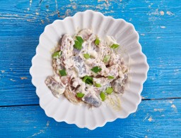 pyszny obiad na czwartek. podajemy przepis, ty gotujesz. śledzie pocztowe z gorącymi ziemniakami