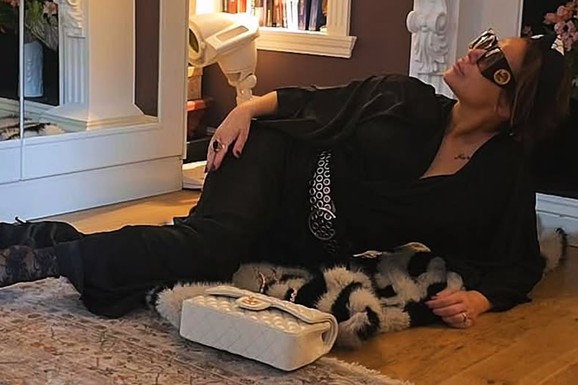 ANA NIKOLIĆ POKAZALA STAN NAKON RENOVIRANJA Sela na pod u dnevni boravak, a evo kakav se LUKSUZ u domu od pola miliona evra krije iza nje (FOTO)