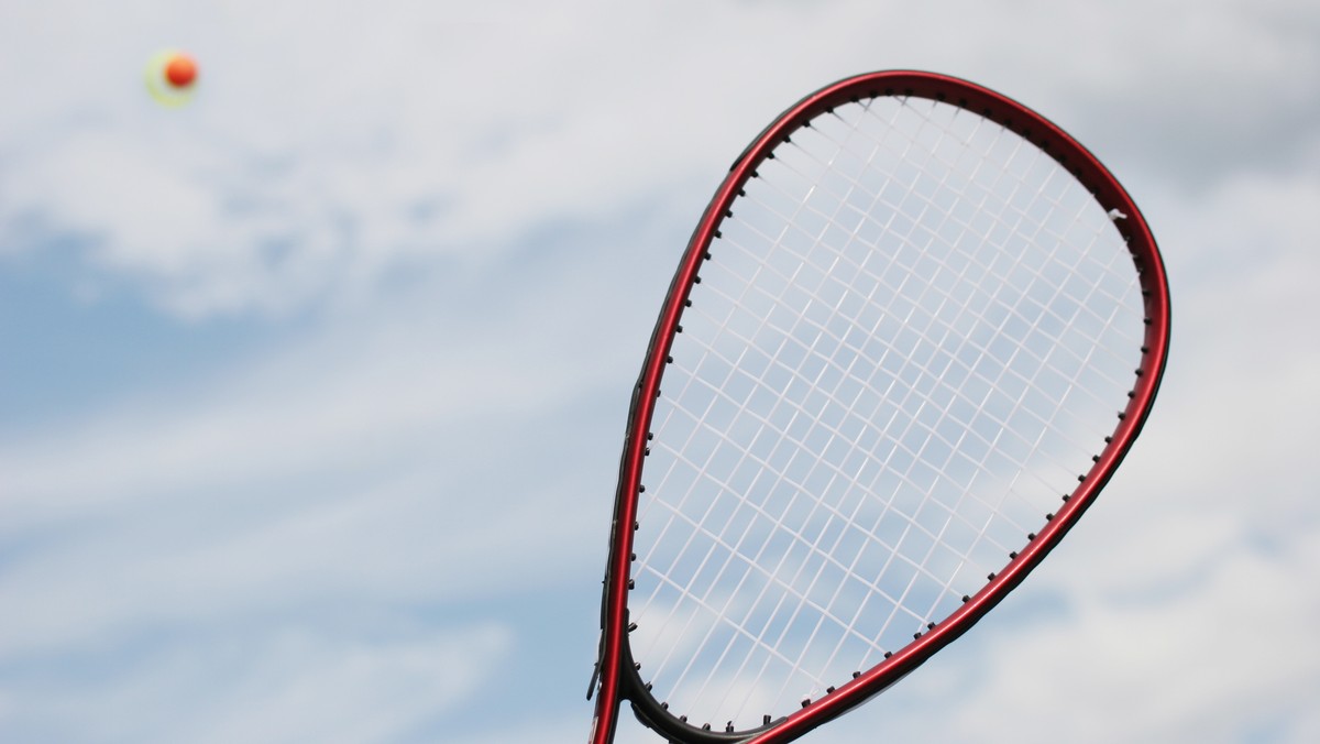 Jeśli ktoś twierdzi, że badminton jest nudną grą, będzie bardzo zaskoczony. Coraz więcej mówi się o speedmintonie, czyli ekstremalnej wersji klasycznej kometki.