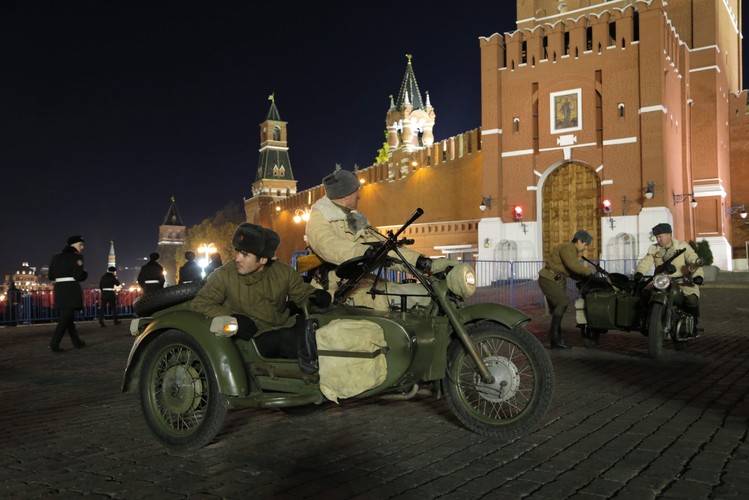 Rosyjscy żołnierze w historycznych mundurach Armii Czerwonej podczas próbnej parady na Placu Czerwonym w Moskwie