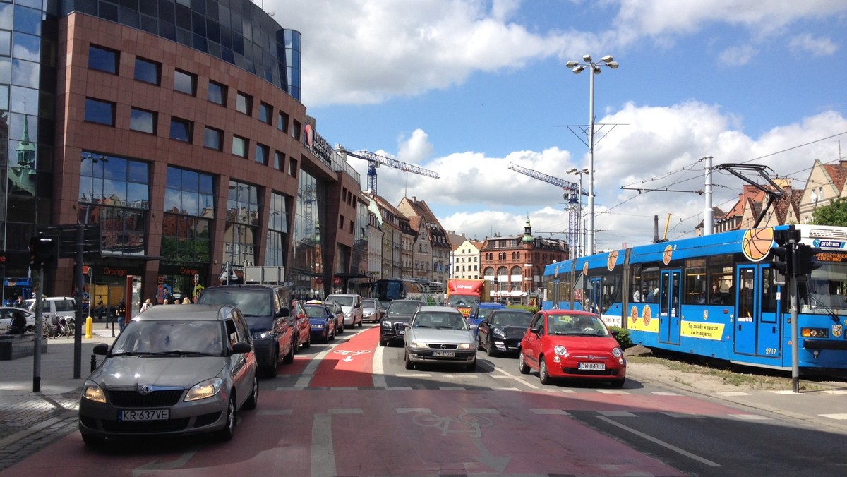 Nie od rana, a dopiero po południu, mają w poniedziałek wrócić tramwaje na torowisko przy Kazimierza Wielkiego we Wrocławiu. Od piątku trwa tam kolejny etap przebudowy Przejścia Świdnickiego.