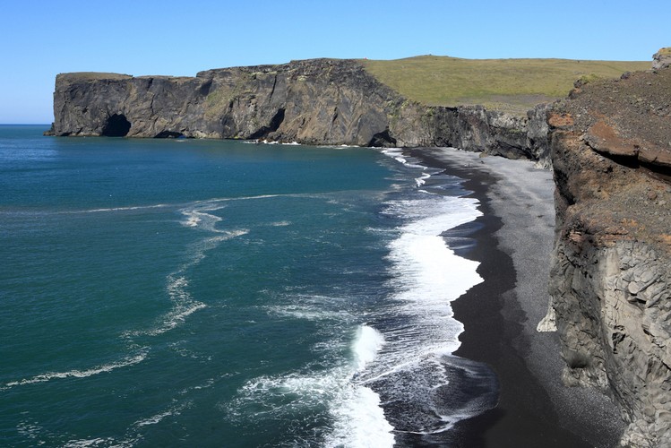 Miasto Vik na Islandii wyróżniają trzy rzeczy: jest to najdalej wysunięte na południe miejsce na Islandii, najbardziej deszczowe miejsce na wyspie oraz posiadanie bodaj najpiękniejszej plaży na świecie. Do oglądania rzecz jasna. Do kąpieli się raczej nie nadaje, ze względu na panujące tam warunki atmosferyczne. Piasek na plaży jest kruczoczarny, dzięki czemu idealnie kontrastuje z białymi falami. A czarną plażą górują zielone klify…