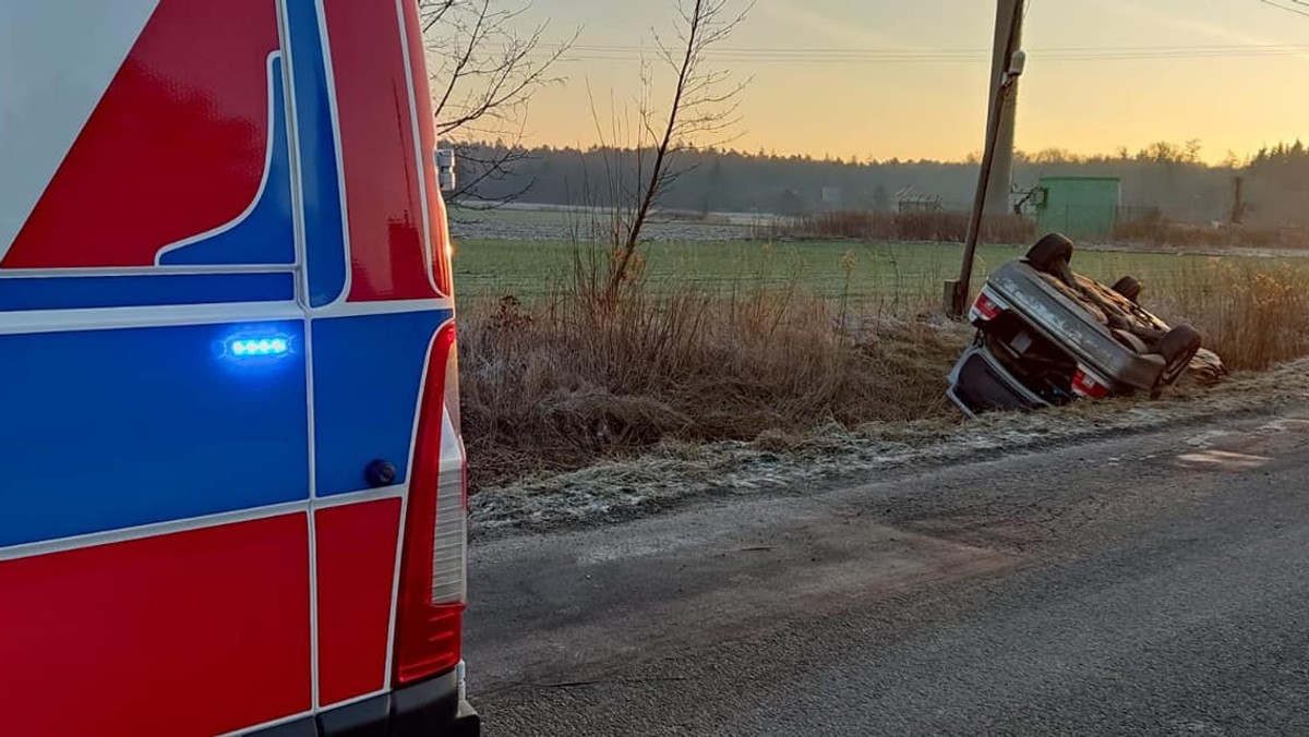 Opolskie. BMW wpadło do rowu i dachowało. Wszyscy jadący samochodem byli pijani