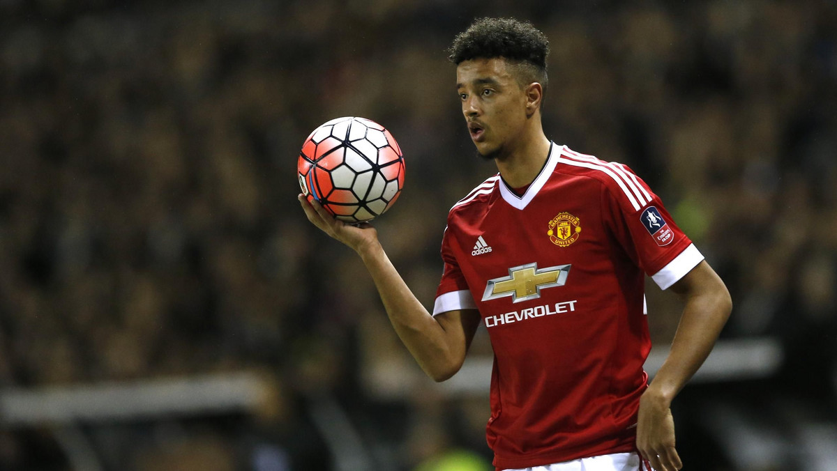 19-letni obrońca Manchesteru United Cameron Borthwick-Jackson obecny sezon spędzi na wypożyczeniu w występującym w Championship zespole Wolverhampton Wanderers. Piłkarzem drużyny Wilków, chociaż obecnie kontuzjowanym, jest były skrzydłowy Legii Warszawa Michał Żyro.