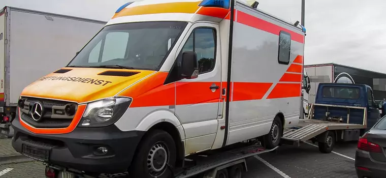 Ryzykowny transport karetki. Służby powiadomił inny kierowca