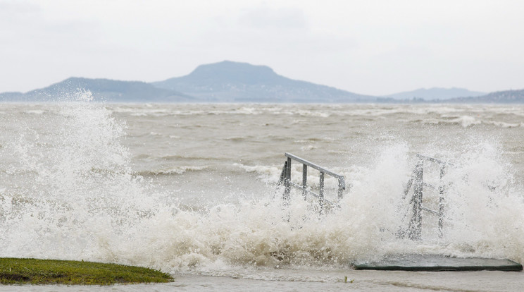 A viharos szél hozta a búvárt a Balatonhoz / Fotó: MTI Varga György