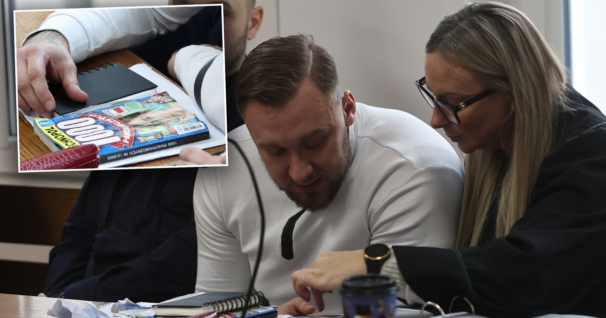 Tak Łukasz Żak zabija nudę. Można by się nawet uśmiechnąć, gdyby nie fakt, że chodzi o wielką tragedię