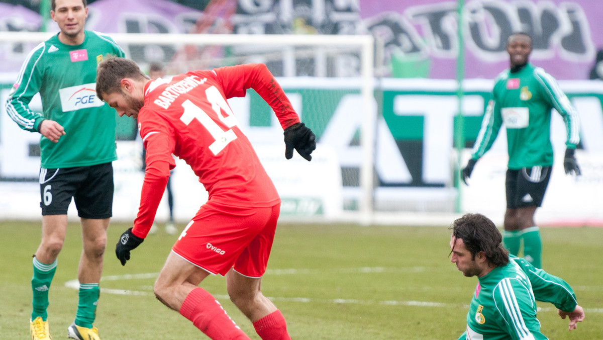 - Wypada cieszyć się z tego jednego punktu, bo był to typowy mecz walki. GKS Bełchatów miał sytuacje do strzelenia bramki, a także miał sporo stałych fragmentów, lecz na nasze szczęście nie potrafił ich wykorzystać. Szkoda, że w pierwszej połowie nie wykorzystaliśmy jednej z kilku kontr, bo wówczas obraz gry byłby zupełnie inny. Jeżeli nie można wygrać, to trzeba zremisować - przyznał Jakub Bartkowski, obrońca Widzewa Łódź.