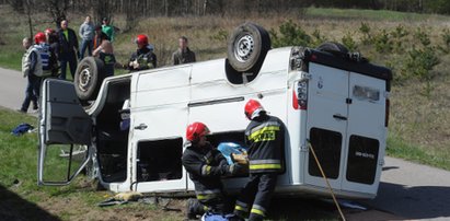 Dachował bus z ludźmi. Cudem nikt nie zginął