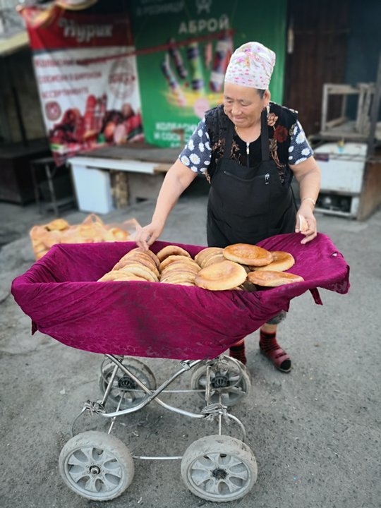 Sprzedaż chleba na bazarze Osz w Biszkeku