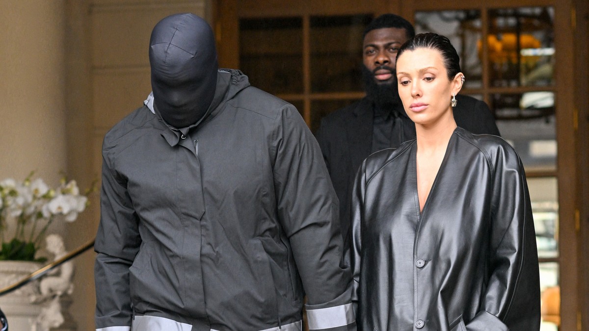 Kanye West felesége újra megmutatta az idomait: szinte teljesen átlátszó szettben lépett utcára – fotók