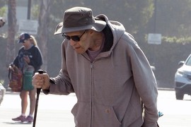 U Srbiji su ga SVI OBOŽAVALI, bio je kao od stene odvaljen, a sad izgleda kao POGRBLJENI BESKUĆNIK: Ova HRONIČNA BOLEST uništila slavnog glumca, više ga niko ne prepoznaje