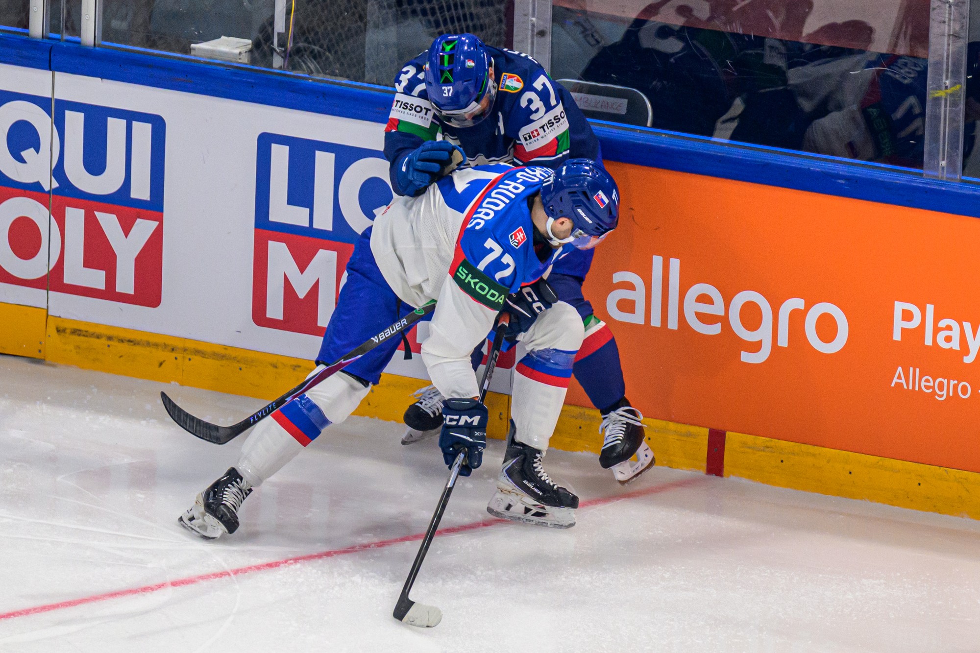 Na snímke zľava Martin Faško-Rudáš  (Slovensko) a Phil Pietroniro (Taliansko) v súboji o puk.