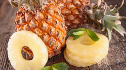 Dwa plastry świeżego ananasa to ok. 80 kcal