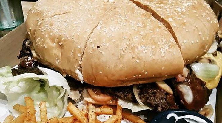 Egy kiló marhahús van a Mighty Ton nevet viselő hamburgerben/Fotó:Facebook