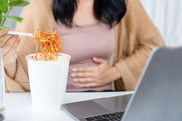 Kerüljük az irritáló ételeket, italokat: a csípős, savas, savanyú ételeket, alkoholos és szénsavas, mentolos készítményeket, a csokoládét, a fekete teát és a kávét. Minden érintettnek meg kell figyelnie, melyek azok az ételek, amelyek kiváltják a tüneteket, mert ez nagy egyéni különbségeket mutat!
