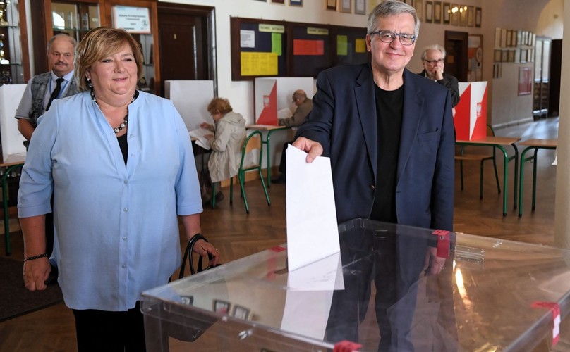 Były prezydent Bronisław Komorowski (P) z żoną Anną (L) głosują w lokalu wyborczym w LO im. Stefana Batorego w Warszawie