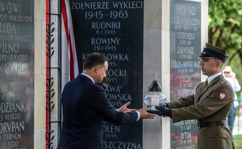 Andrzej Duda podczas uroczystości odsłonięcia tablicy poświęconej "Żołnierzom Wyklętym" na filarze Grobu Nieznanego Żołnierza