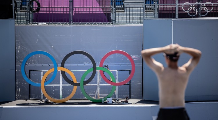 Végső előkészületek a tokiói olimpia egyik helyszínén, az Ariake Urban Sports Parkban, ahol a BMX és gördeszka versenyeket tartják majd