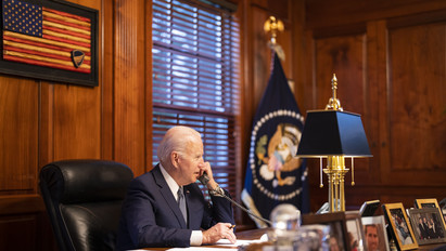 Titkosított vonalon tartja a kapcsolatot Joe Biden és az ukrán elnök 