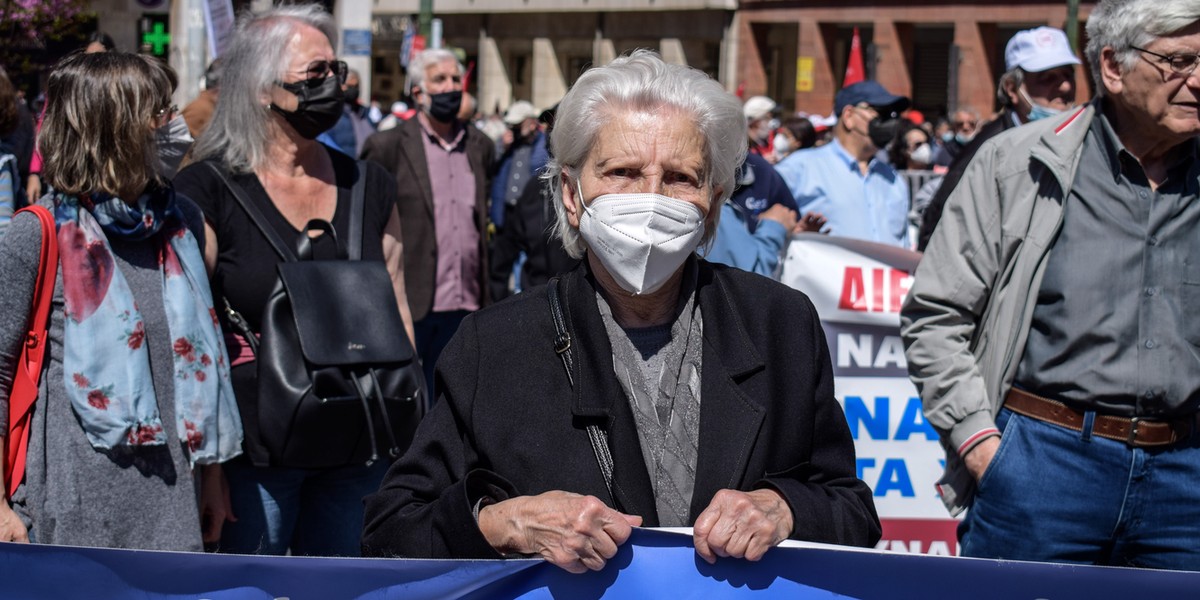 Starsza pani podczas kwietniowego protestu przeciwko wzrostowi cen w kraju.