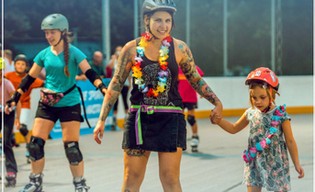 Skate Night Wrocław. Wraca potańcówka na rolkach! Ma być neonowo