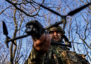 Ukrajinski vojnici lansiraju dron u regionu Hersona početkom novembra