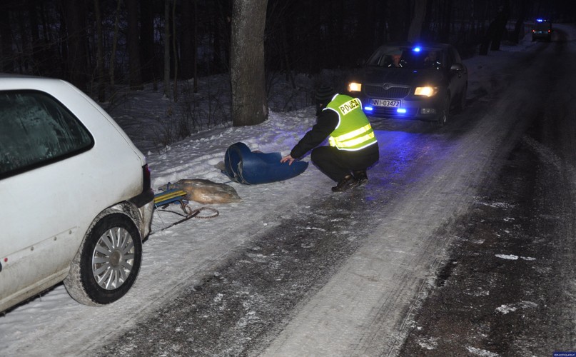 Policjant na miejscu wypadku