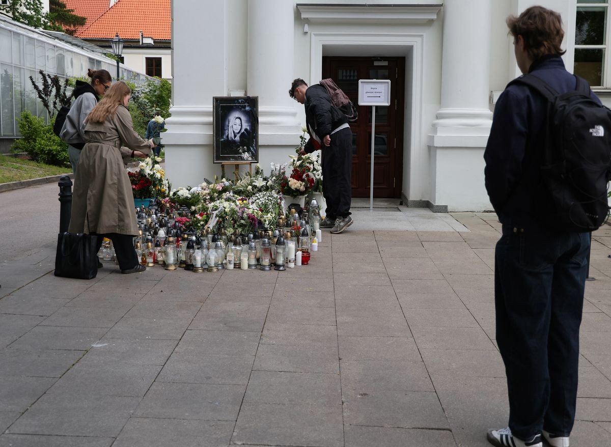 Znicze pod zdjęciem zabitej kobiety, przed budynkiem Auditorium Maximum Uniwersytetu Warszawskiego