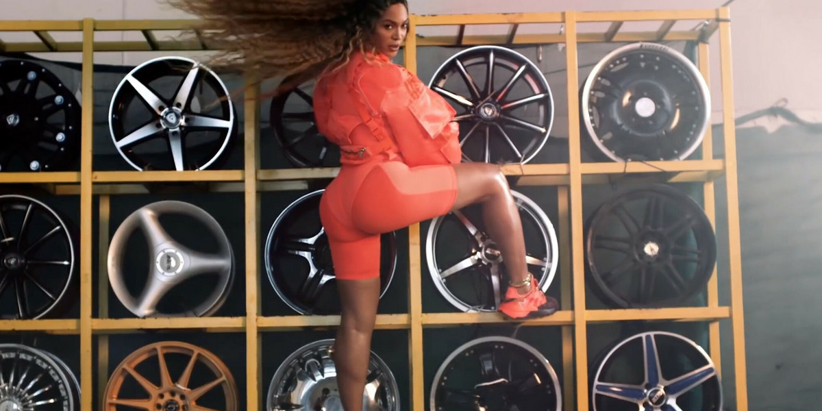 Beyonce w ubraniach z kolekcji Ivy Park stworzonej dla Adidasa. 
