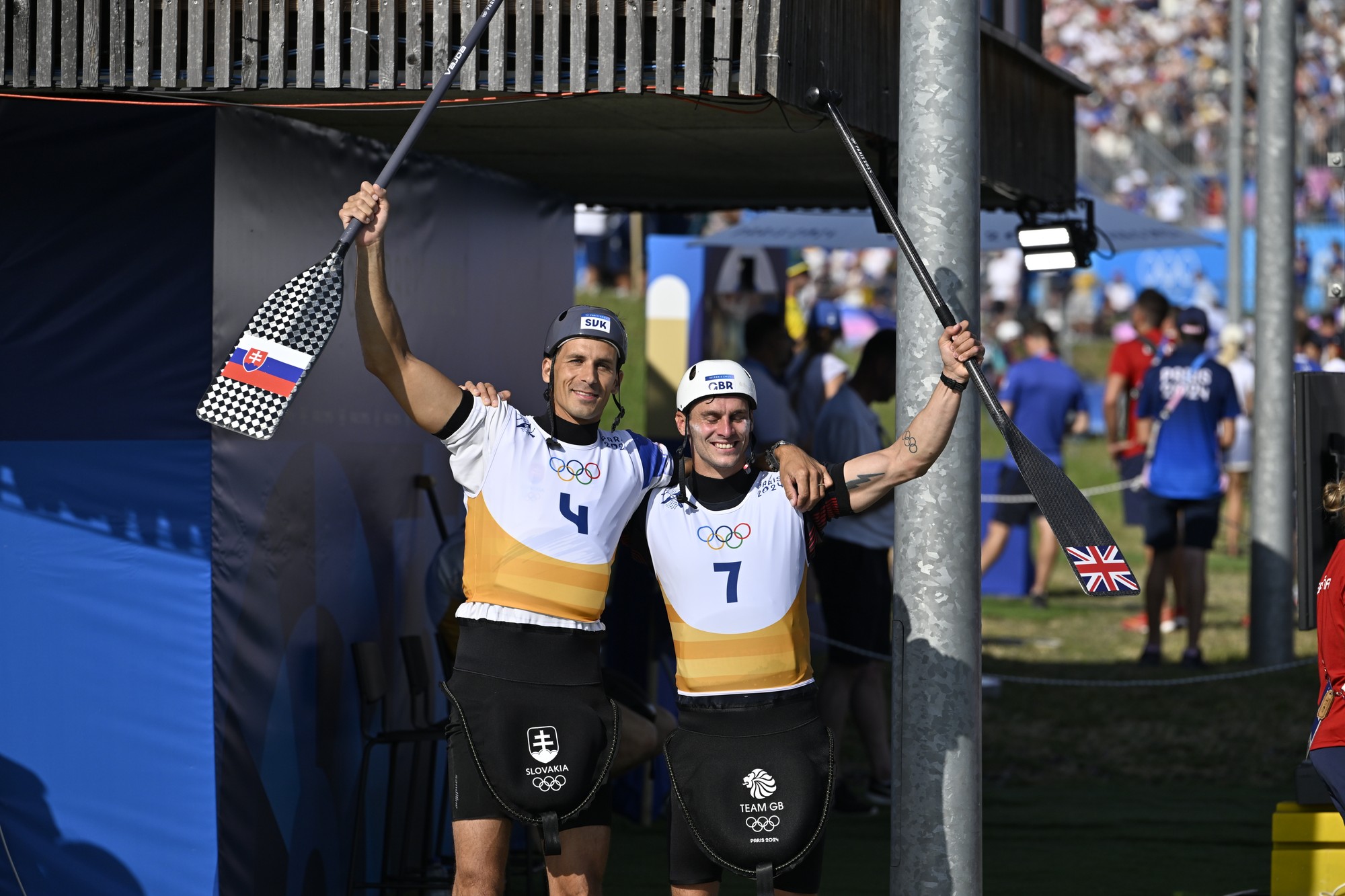 Slovenský vodný slalomár Matej Beňuš a vpravo Brit Adam Burgess.