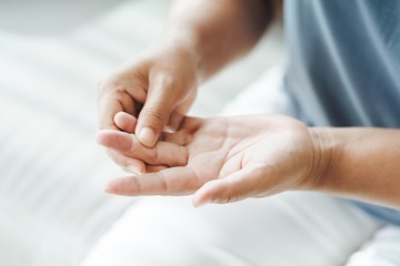 Szokatlan tünetekkel jelezhet az ujjunkon a súlyos tüdőbetegség