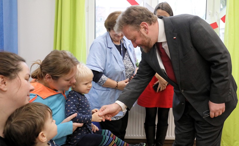 Minister zdrowia Łukasz Szumowski na spotkaniu z dziećmi w Szpitalu Dziecięcym przy ul. Niekłańskiej w Warszawie