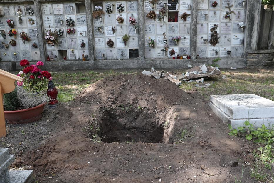 Szilágyi István testét az özvegy kérésére elhamvasztották, ebbe a sírba temetik ma az Új köztemetőben / Fotó: Zsolnai Péter