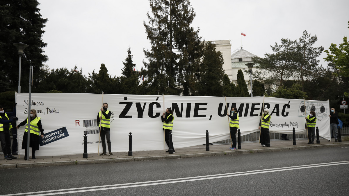 Koronawirus w Polsce. Dwóch artystów ukaranych za protest przeciwko wyborom korespondencyjnym