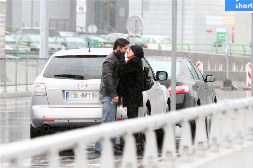 Rozebrali Skrzynecką na lotnisku. Foto